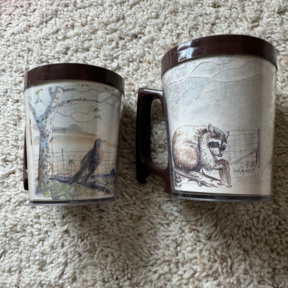 Vintage Flambeau Wildlife Mugs Set 2 Robert J May Raccoon Robin Brown Plastic - Picture 1 of 9